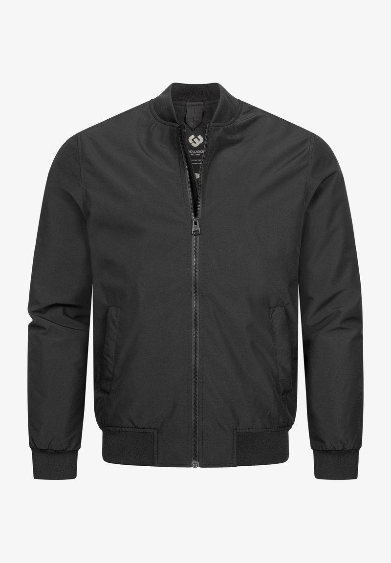 Svart bomberjakke laget av glatt stoff. Har glidelås foran, ribbestrikket krage og mansjetter, to sidelommer og ingen synlige mønstre eller dekorasjoner.