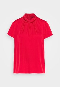 Haut rouge à manches courtes avec un col cheminée haut, en tissu lisse, présentant des fronces au niveau du col et une silhouette ajustée.