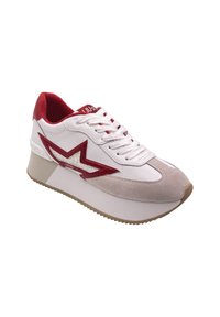 Sneaker bianco con dettagli rossi, materiali in suede e pelle, suola platform, con un design a stella prominente sul lato.