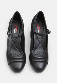 Czarne buty Mary Jane o okrągłym nosku, z teksturowaną cholewką i gładką czubkiem. Regulowany pasek z wkładką w serca.