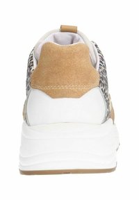 Achteraanzicht van een sneaker met een witte zool, een tan suede hiel en een gemusterde bovenkant. Het ontwerp bevat een trekflap voor eenvoudig aantrekken.