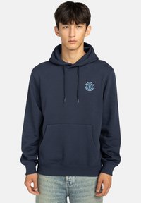 Felpa blu navy realizzata in misto cotone, con tasca a canguro e cappuccio con cordino. Include un logo azzurro sul lato sinistro del petto.