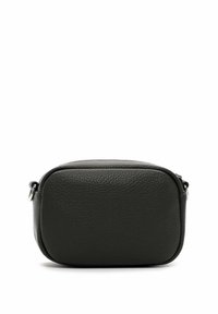 Czarna skórzana torba o teksturowanej powierzchni, prostokątnym kształcie, zamknięciu na zamek błyskawiczny oraz metalowych ozdobach po bokach.