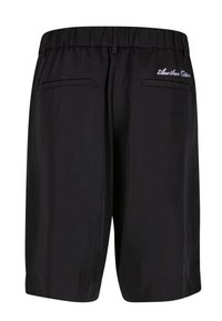 Sorte shorts med elastisk midje, med to baklommer og brodert merkevare på høyre side. Glatt stofffinish.