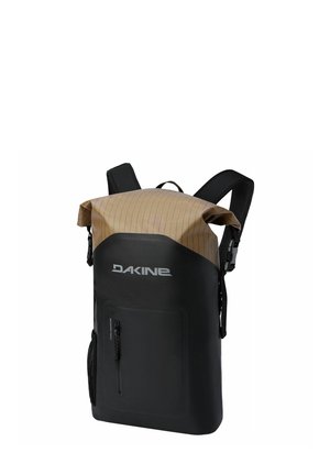 Zaino Dakine nero e marrone con chiusura a rotolo, tasca frontale con cerniera, spallacci imbottiti e maniglia di trasporto su sfondo bianco.