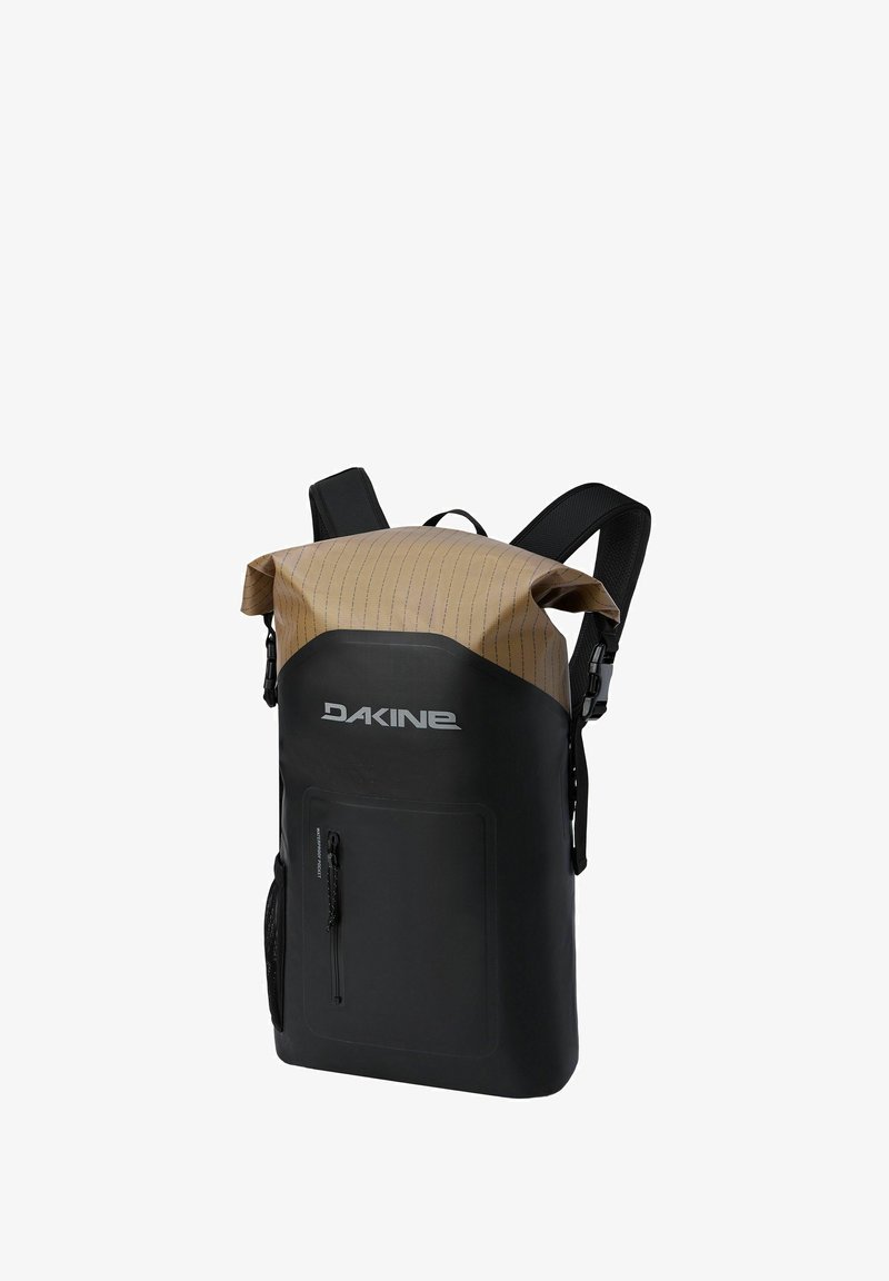 Zwart-bruine Dakine-rugzak met rolluiksluiting, voorvak met rits, gewatteerde schouderbanden en draaghandvat op witte achtergrond.