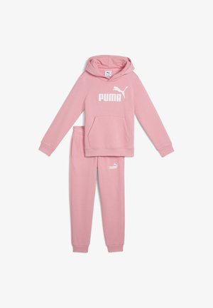 Conjunto de sudadera y pantalones de chándal de Puma en color rosa, que incluye una capucha, bolsillo frontal y logo blanco. Tejido suave con puños y cintura elásticos.