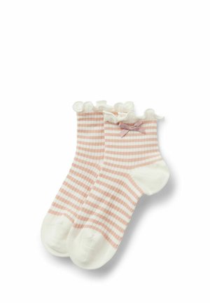 Para skarpetek za kostkę z poziomymi różowo-białymi paskami, białymi palcami i piętami, falbankowymi mankietami oraz małą różową kokardką na jednej skarpetce.