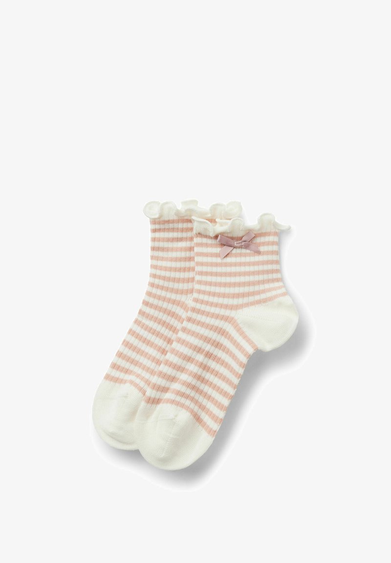 Paire de chaussettes mi-cheville avec des rayures horizontales roses et blanches, des orteils et talons blancs, des bordures à volants et un petit nœud rose sur une chaussette.