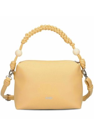 Gelbe Lederhandtasche mit geflochtenem Griff und verstellbarem Schulterriemen, silbernem Reißverschluss und kleinem Metalllogo vorne.