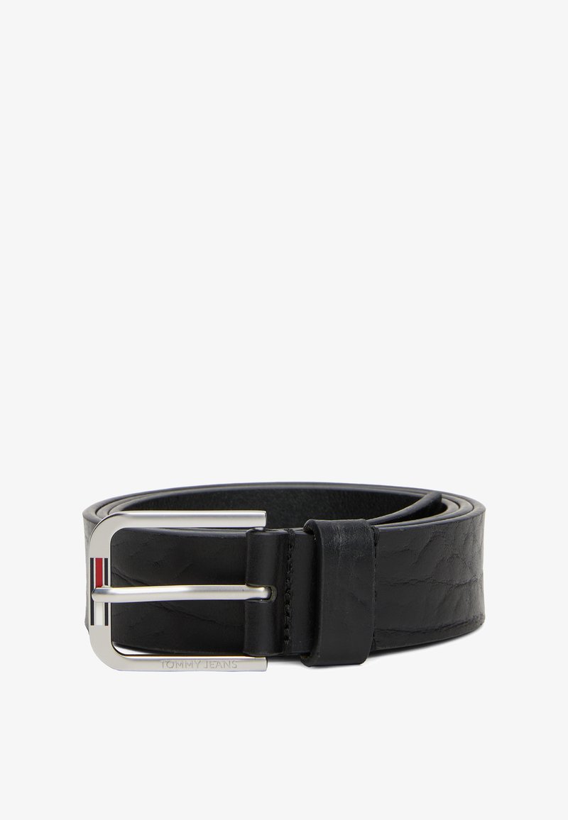 Ceinture en cuir noir avec une boucle en métal argenté de forme rectangulaire, logo gravé et rayures d'accent rouge et bleu.