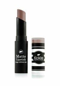 Matte læbestift med en skråtippet spids i et sort rør mærket "Matte Læbestift." Inkluderer et rundt hvidt og sort stribet låg med "Kokie Professionel."