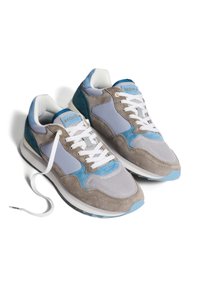 Baskets grises et bleues avec un mélange de daim et de matières en mesh, lacets blancs et semelle texturée avec des détails de logo.