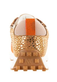 Baskets élégantes avec un motif perforé doré métallique, des accents orange contrastants et un dessus en mesh ; semelle en caoutchouc texturée pour une meilleure adhérence.