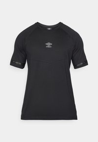 Čierne športové tričko s krátkymi raglánovými rukávmi, ktoré má minimalistický dizajn a malý biely logo "Umbro" na prednej strane.