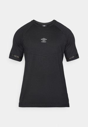 Zwarte sport T-shirt met korte raglanmouwen, met een minimalistisch ontwerp en een klein wit "Umbro" logo op de voorkant.
