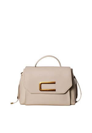 Borsa a mano in pelle beige con manico superiore, chiusura a patta e fibbia rettangolare dorata sul davanti, su sfondo bianco.