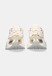 Zapatillas blancas con un brillante acento dorado en la puntera y el talón, con un acabado superior suave y diseño de cordones; ojales dorados. Suela de goma.