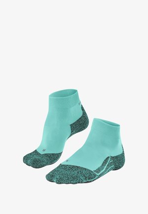 Türkise Knöchelsocken mit einer strukturierten schwarzen Sohle, paarweise präsentiert, die ihr sportliches Design und die lebendige Farbe hervorheben.