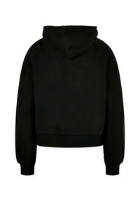 Čierna skrátená mikina s kapucňou, dlhými rukávmi a rebrovanými manžetami. Materiál vyzerá jemne, minimalizovaný design bez viditeľných log alebo vzorov.