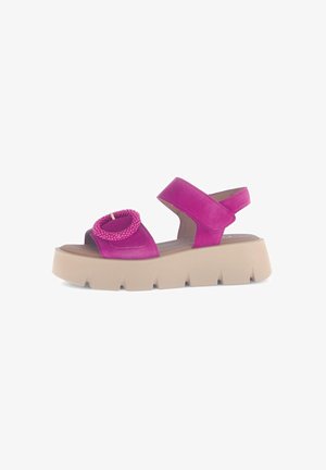 Rosa Wildledersandalette mit rundem Perlenakzent und zwei verstellbaren Riemen; verfügt über eine klobige beige Sohle mit Rillen für besseren Halt.