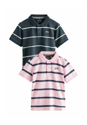 Două tricouri polo cu mânecă scurtă, unul bleumarin cu dungi albe și unul roz cu dungi bleumarin închis, ambele cu gulere și fante cu nasturi.