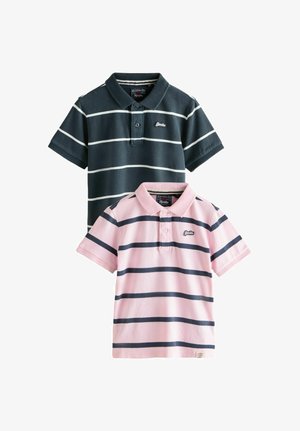 Dwie koszulki polo z krótkim rękawem, jedna granatowa w białe paski, druga różowa z ciemnogranatowymi paskami, obie z kołnierzykami i plisami na guziki.