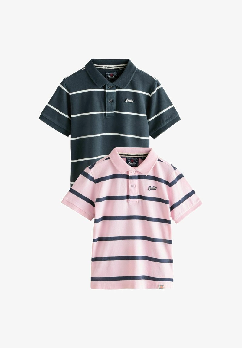 Deux polos à manches courtes, l'un bleu marine avec des rayures blanches et l'autre rose avec des rayures bleu marine foncé, tous deux avec col et patte de boutonnage.
