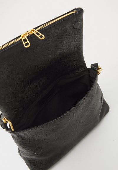 Borsa a tracolla in pelle nera con finitura testurizzata, hardware zip dorato e interno aperto. Caratterizzata da una tracolla rimovibile e dettagli a bottone pressato.