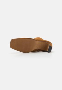 ÁNGEL ALARCÓN Bottines - mogano/basket