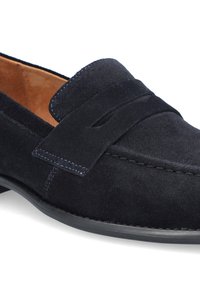 Granatowe zamszowe loafersy charakteryzują się przeszyciem na wierzchu oraz teksturowaną powierzchnią, a także gumową podeszwą zapewniającą przyczepność.