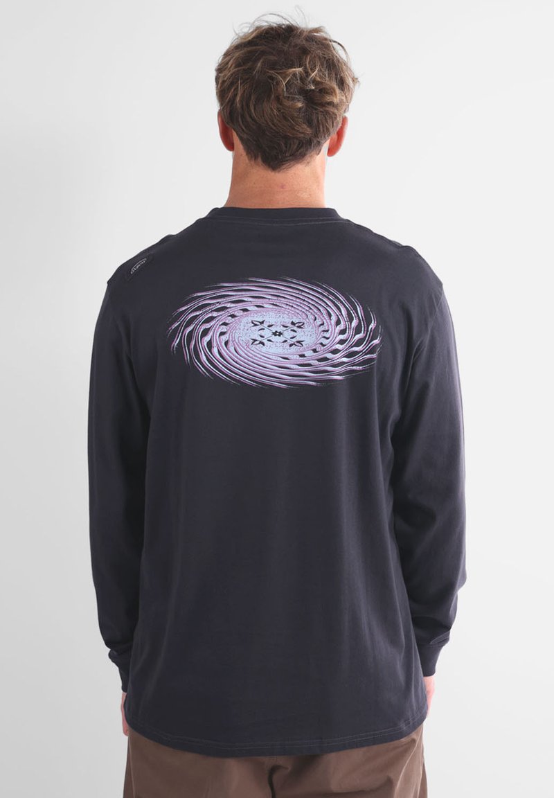 T-shirt noir à manches longues avec un motif en spirale au dos en violet et bleu. En coton, col rond, coupe décontractée.