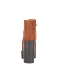 Braune Wildleder-Stiefelette mit einem hohen, klobigen Absatz und einem Reißverschluss auf der Rückseite. Glatte Textur mit minimalen Designdetails.