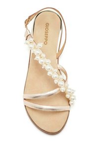 Sandalía dorada con adornos de perlas a lo largo del empeine, tres tiras metálicas y una suela plana de color natural. Marca: Gioseppo.