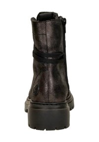 Zwarte leren enkelboots met een matte afwerking, voorzien van een zijrits, ronde neus en een dikke rubberen zool voor extra grip.