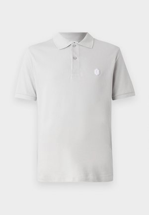 Graues Polohemd mit klassischem Kragen, drei Knöpfen und kleinem weißen Logo auf der linken Brust. Hergestellt aus strukturiertem Stoff. Kurzärmlig.