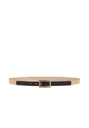 Schwarzer Ledergürtel mit einer goldenen rechteckigen Schnalle und einem beigen elastischen Faltenband, das um die Taille verläuft.