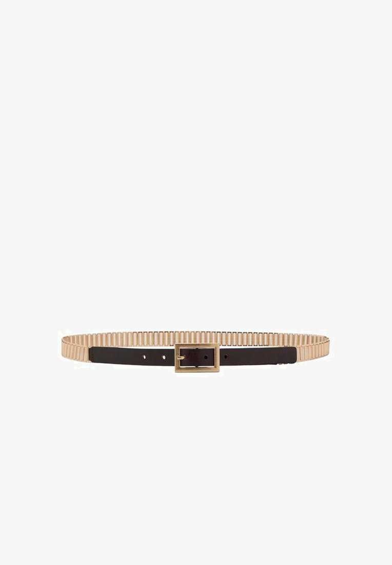 Zwarte leren riem met een gouden rechthoekige gesp en een beige elastische accordeonstijlband die om de taille gaat.