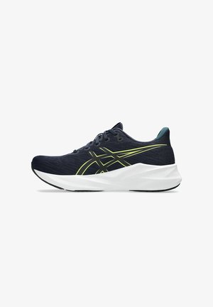 Baskets de course navy avec une tige en mesh respirant, des accents vert lime et une semelle blanche rembourrée. Présente un bout arrondi et un design texturé.