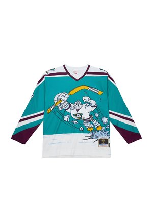 Türkise Eishockey-Trikot mit langen Ärmeln, weißen und kastanienbraunen Akzenten, das eine Figur zeigt, die Eis bricht und einen Schläger hält. V-Ausschnitt-Design.
