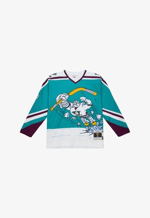 Türkise Eishockey-Trikot mit langen Ärmeln, weißen und kastanienbraunen Akzenten, das eine Figur zeigt, die Eis bricht und einen Schläger hält. V-Ausschnitt-Design.