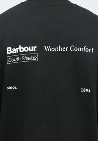 Μαύρο φούτερ με λευκό κείμενο: «Barbour», «Weather Comfort», «South Shields», «since» και «1894» σε διάφορα στυλ και μεγέθη γραμματοσειράς.