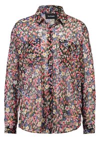 Blommönstrad genomskinlig blus med krage, två bröstfickor och knäppning fram. Har färgglada blommor mot en mörk bakgrund.