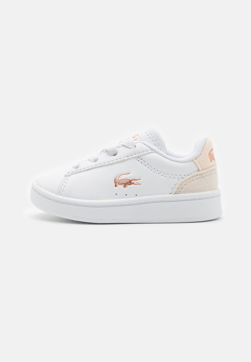 Hvite lave sneakers laget av syntetisk materiale, med en teksturert beige aksent, rosa logo-detalj og snøring.