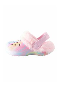 Sabots tie-dye rose et pastel avec doublure en peluche rose et une sangle à l'arrière. Comprend des trous de ventilation et une semelle extérieure texturée pour l'adhérence.