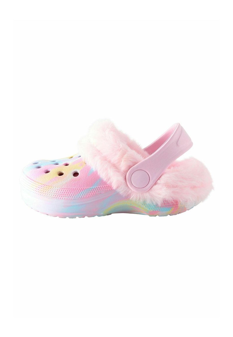 Sabots tie-dye rose et pastel avec doublure en peluche rose et une sangle à l'arrière. Comprend des trous de ventilation et une semelle extérieure texturée pour l'adhérence.