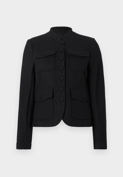 Sort skræddersyet jakke med høj krave, knaplukning og fire forlommer. Stoffet virker glat med en struktureret pasform.