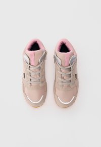 Paar beiger und rosafarbener Sneakers mit Schnürsenkeln und seitlichem Reißverschluss, von oben auf einem weißen Hintergrund betrachtet.