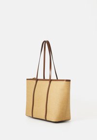 Borsa a tracolla in paglia intrecciata con manici e bordi in pelle marrone. Presenta una forma rettangolare e un design aperto nella parte superiore per un facile accesso.