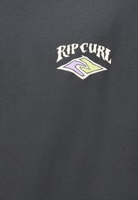 Melna kokvilnas T-kreklu ar baltu un pasteļa krāsas logotipu centrā, kas veidots stilizētā dizainā. Audumam ir gluda tekstūra.